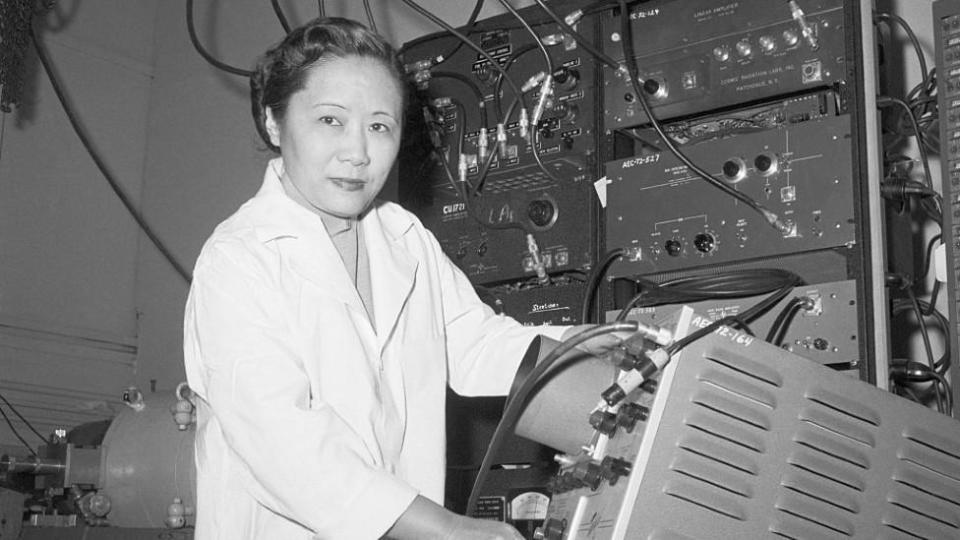 Chien-Shiung Wu en medio de unas máquinas