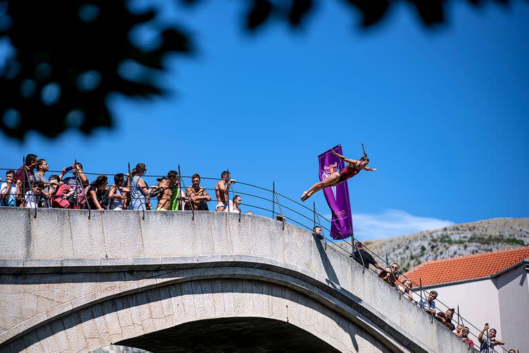 Jessica Macaulay de Canadá se lanza desde el Stari Most de 21 metros (Puente Viejo) durante el primer día de competencia de la tercera parada de la Serie Mundial Red Bull Cliff Diving en Mostar, Bosnia y Herzegovina el 26 de agosto de 2021.