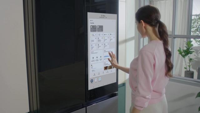 Samsung Family Hub 2.0, a smart fridge that you can talk to