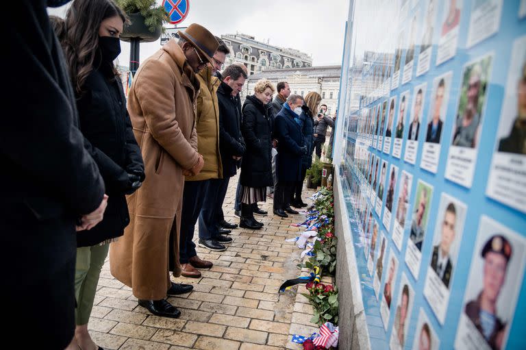 Congresistas estadounidenses visitan el memorial de militares ucranianos caídos en acción en el este del país , en Kiev