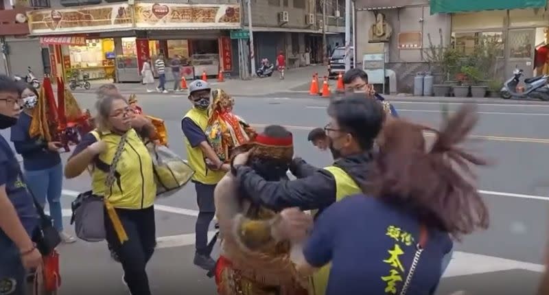 ▲苗栗頭份太玄宮日前發生，墨龍中壇元帥起乩降駕，怒打女工作人員巴掌，整起事件在網路上引發熱議。（圖／翻攝爆料公社）