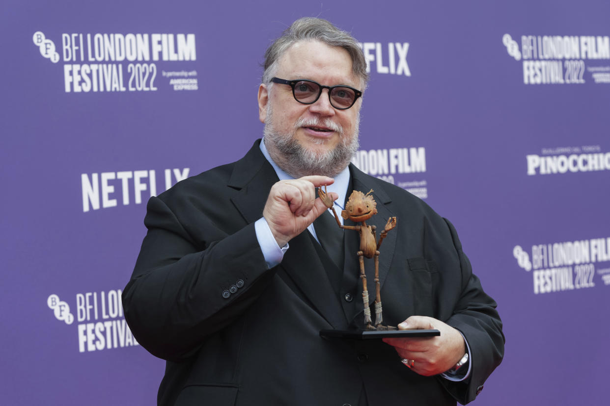 El Director Guillermo del Toro poses posa con un modelo de la pelícla Pinocho  (Scott Garfitt/Invision/AP)