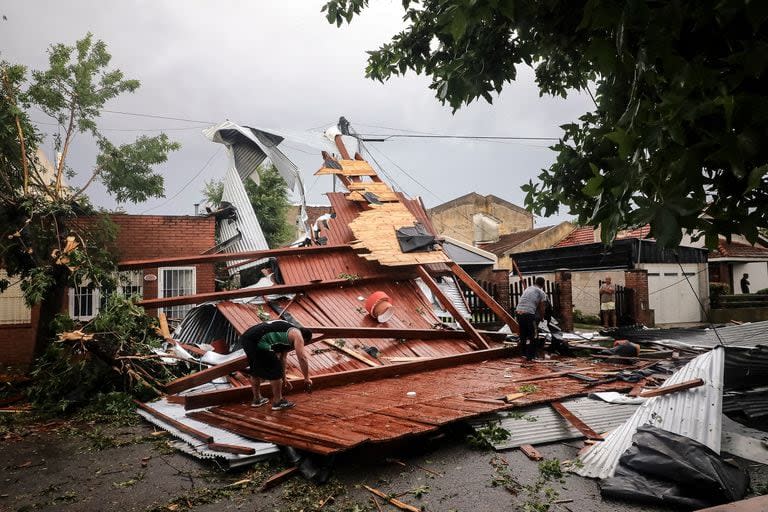 El temporal que azotó en la tarde de ayer a Miramar dejó dos muertos y al menos cuatro heridos