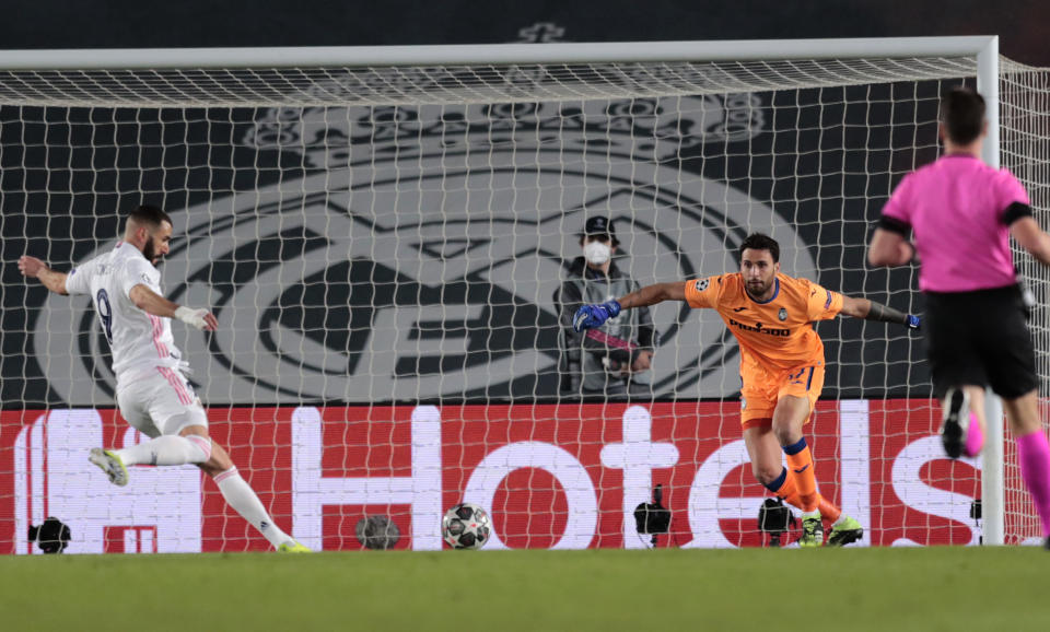 Karim Benzema anota el primer gol del Real Madrid en el partido contra Atalanta por los octavos de final de la Liga de Campeones, el martes 16 de diciembre de 2021, en Madrid. (AP Foto/Bernat Armangue)