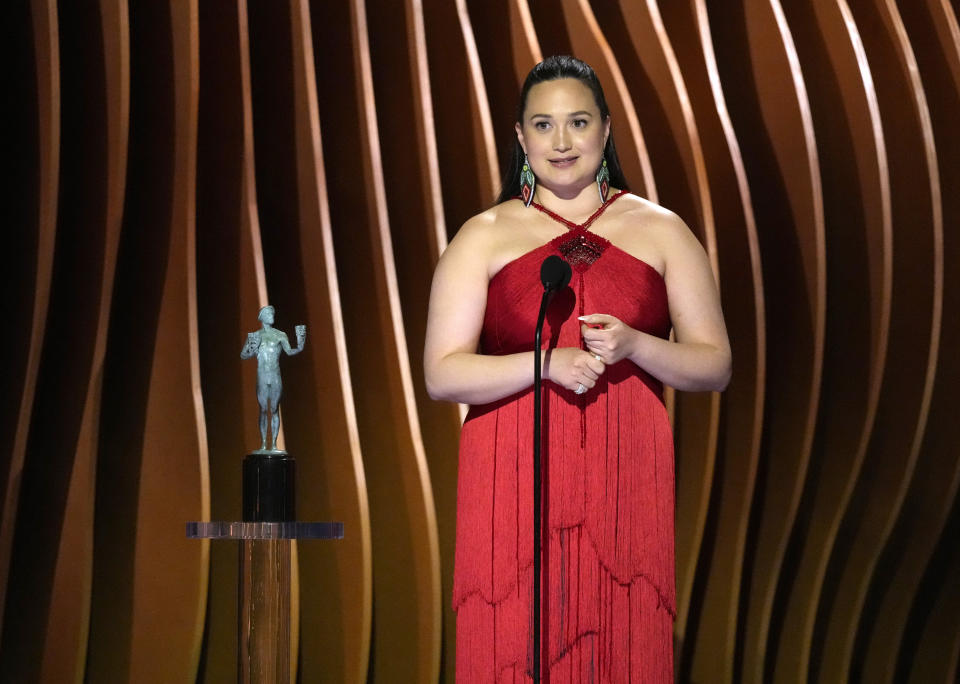 Lily Gladstone recibe el premio a mejor actriz por "Killers of the Flower Moon" en la 30a entrega anual de los Premios del Sindicato de Actores de la Pantalla el sábado 24 de febrero de 2024, en el Shrine Auditorium en Los Ángeles. (Foto AP/Chris Pizzello)
