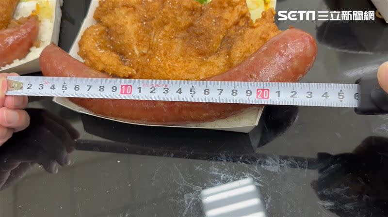 實際測量，巨無霸香腸有23公分，第一次購買的顧客表示：很震撼。（圖／翻攝畫面）