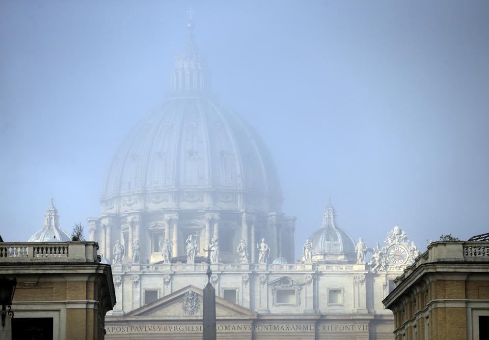 Una capa de neblina cubre el domo de la Basílica de San Pedro el sábado 11 de enero de 2014, en el Vaticano. (Foto AP/Gregorio Borgia)