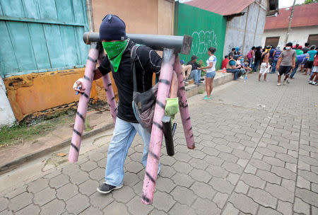 A demonstrator carries a homemade weapon during a protest against the government of Nicaraguan President Daniel Ortega in Masaya, Nicaragua June 19, 2018. REUTERS/Oswaldo Rivas