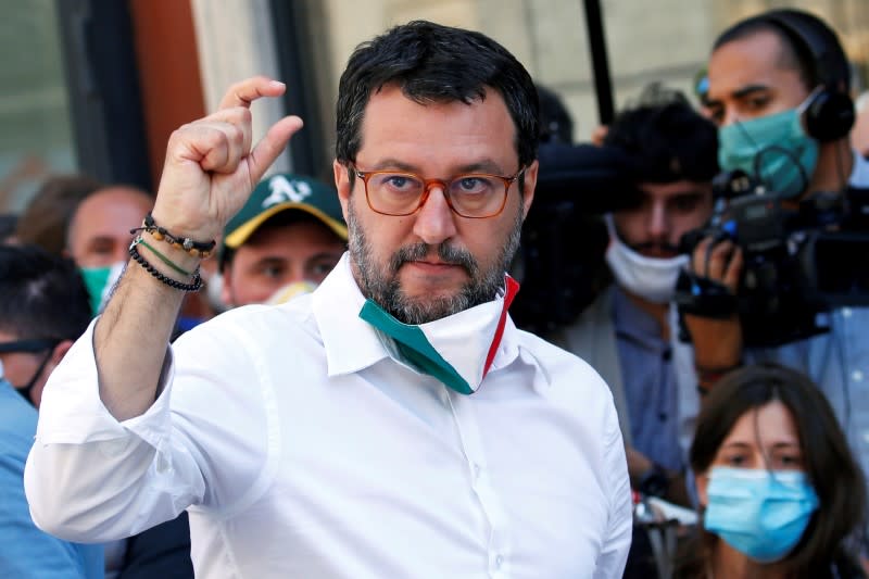 FOTO DE ARCHIVO. El líder de la extrema derecha italiana, Matteo Salvini, hace un gesto mientras encabeza una protesta con Antonio Tajani y Giorgia Meloni (no en la foto) contra el gobierno del primer ministro Giuseppe Conte, luego del brote de la enfermedad del coronavirus (COVID-19), en Roma, Italia