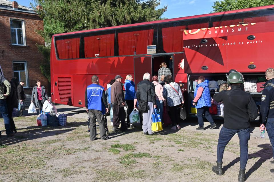 Guerre en Ukraine : à Kharkiv, les civils évacuent par centaines sous le coup d’une offensive russe d’ampleur ( Photo de volontaire ukrainiens aidant la population de la région de Kharkiv à évacuer le 10 mai 2024)