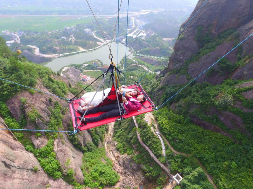 Este año el Qi Xi, más conocido como el San Valentín chino, cayó en 9 de agosto. Estamos hablando de una tradición milenaria que en Asia se toma muy en serio. Y si no que se lo pregunten a Zhou Wenlong y Jiang Huizhu, una pareja que decidió cambiar el posado tradicional de los recién casados por una hamaca suspendida en las alturas. ¡Eso es amor! Foto: Gtres