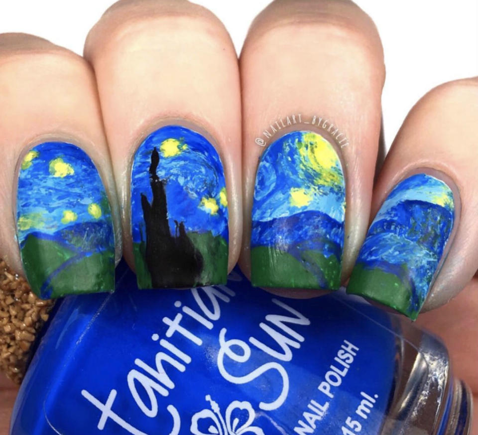 <p>El <em>nail art</em> de ‘La noche estrellada’ de Van Gogh, obviamente, no podía faltar en nuestra selección. (Foto: Instagram / <a rel="nofollow noopener" href="https://www.instagram.com/nailart_bygracie/" target="_blank" data-ylk="slk:@nailart_bygracie;elm:context_link;itc:0;sec:content-canvas" class="link ">@nailart_bygracie</a>). </p>