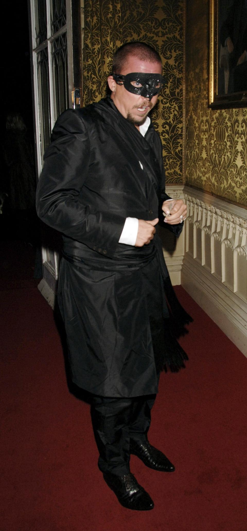 No es El Zorro, sino el diseñador en la fiesta londinense del Moet & Chandon Fashion Tribute. (Foto: Dave M. Benett / Getty Images)