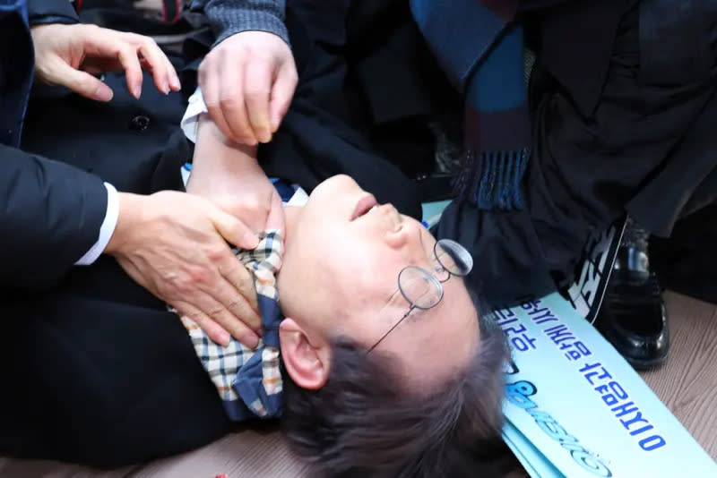 ▲韓國最大在野黨「共同民主黨」領袖李在明1月遇襲，頸部遭一名兇嫌刺傷。（圖／美聯社／達志影像）