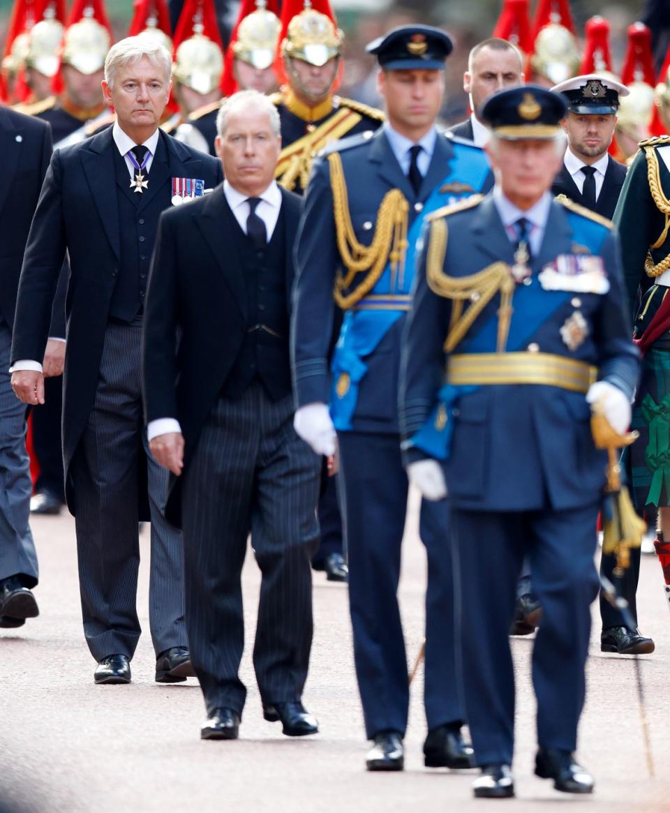 the coffin carrying queen elizabeth ii is transferred from buckingham palace to the palace of westminster