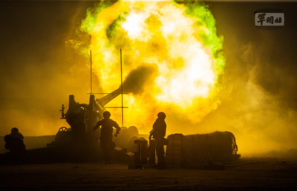 國軍反登陸作戰操演。圖為陸軍金門防衛指揮部砲兵部隊反舟波射擊。   圖：軍聞社提供(資料照片)