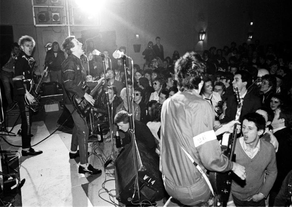 The Clash con Shane MacGowan (a la derecha) en la audiencia. (Ian Dickson/Shutterstock)