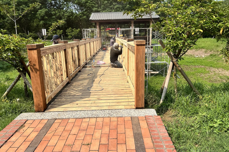 台南山上花園水道博物館木橋損壞整修 台南山上花園水道博物館淨水池區為熱門賞櫻景點， 滯洪池邊的涼亭與木橋等休憩設施出現損壞，市府與 西拉雅國家風景區管理處利用非花季展開檢修。 （台南市文化局提供） 中央社記者楊思瑞台南傳真  113年5月5日 