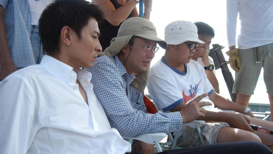 劉德華（左）、導演劉偉強與麥兆輝正在討論。（圖／華映娛樂提供）