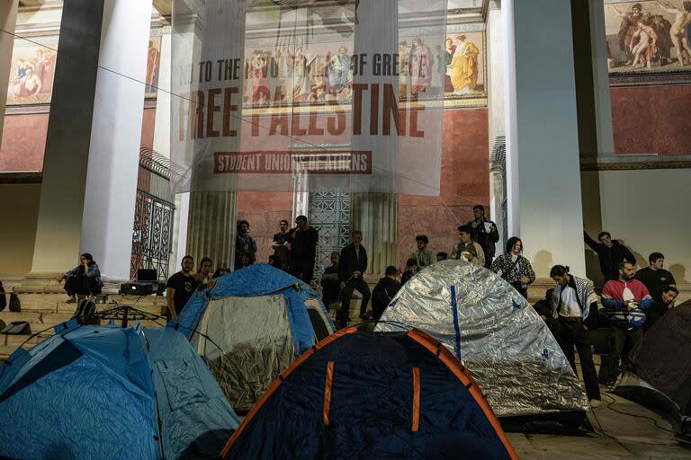 Estudiantes acampan en la Universidad de Atenas