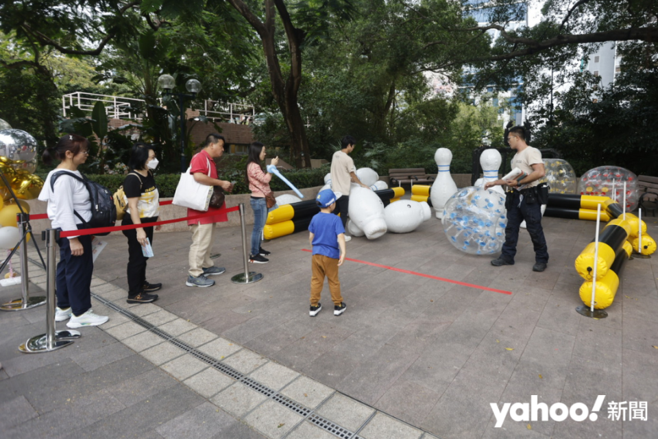 在九龍公園，設有巨型保齡球遊戲