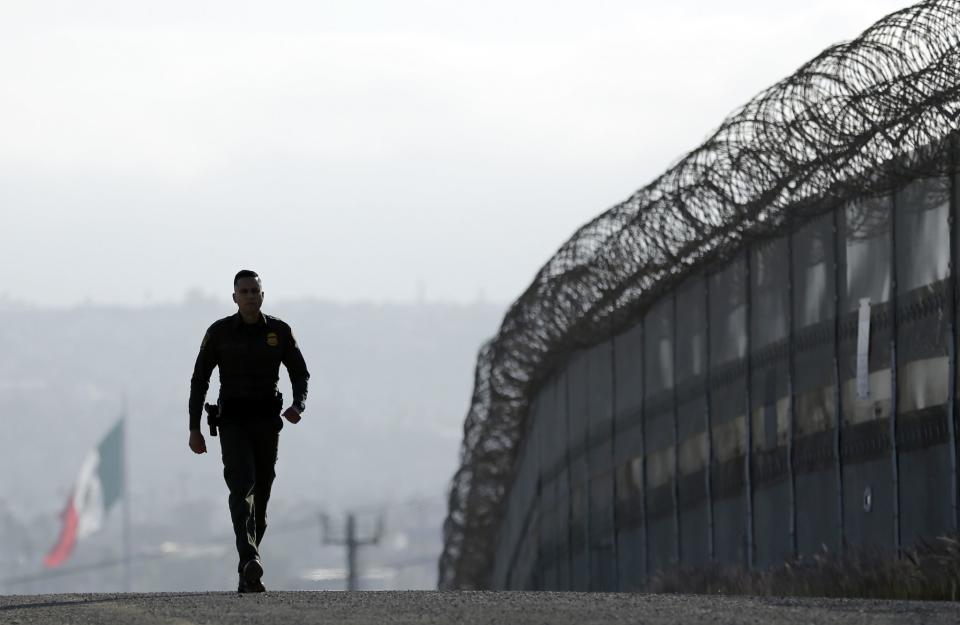 <em>Agente de fronteras mexicano patrulla junto a la frontera con EEUU en Tijuana, México. Foto: Gregory Bull (Associated Press)</em>