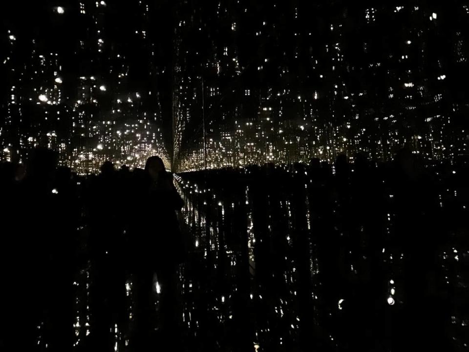 La sala infinita “Where the Lights in My Heart Go” (2016) formó parte de la exposición inaugural del Museo Rubell en su nuevo espacio de 100,000 pies cuadrados en Allapattah en 2019 y continúa exhibida allí. 