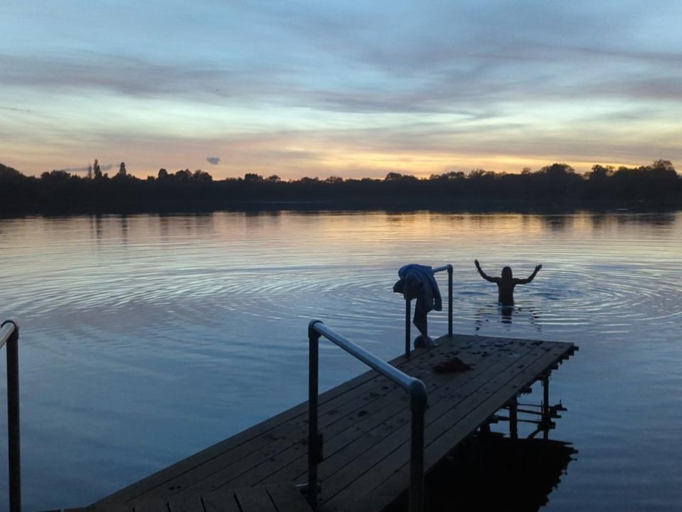 Damien’s lake gets blissfully quiet after dark (Damien Gabet)