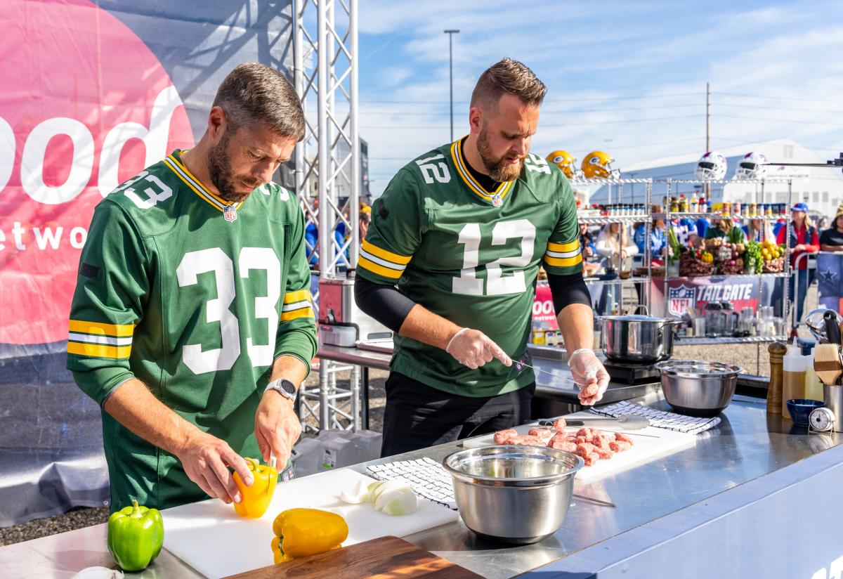 Fans celebrate Packers win with final tailgate party