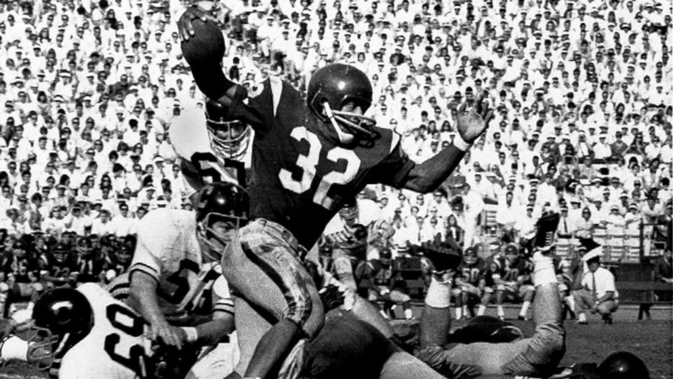 PHOTO: In this Nov. 9, 1968 file photo, Southern California's O.J. Simpson runs against California during a college football game in Los Angeles. (AP)