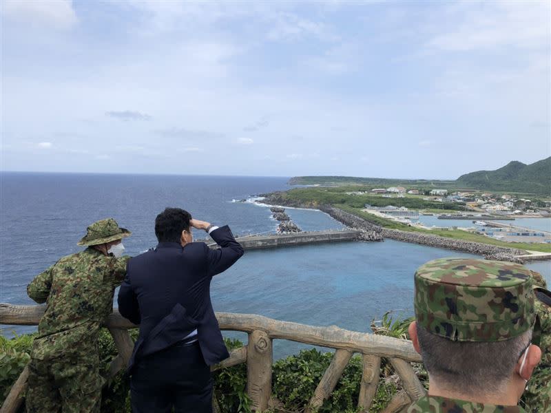 日本防衛大臣「岸信夫」登上與那國島嘗試遠眺台灣。（圖／翻攝自岸信夫推特）