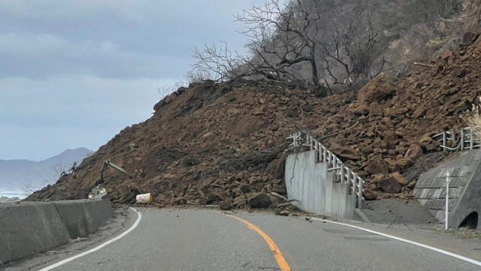 新潟縣的國道8號部分路段被沙石完全掩埋，無法通行。（圖／翻攝自@cvbarai推特）