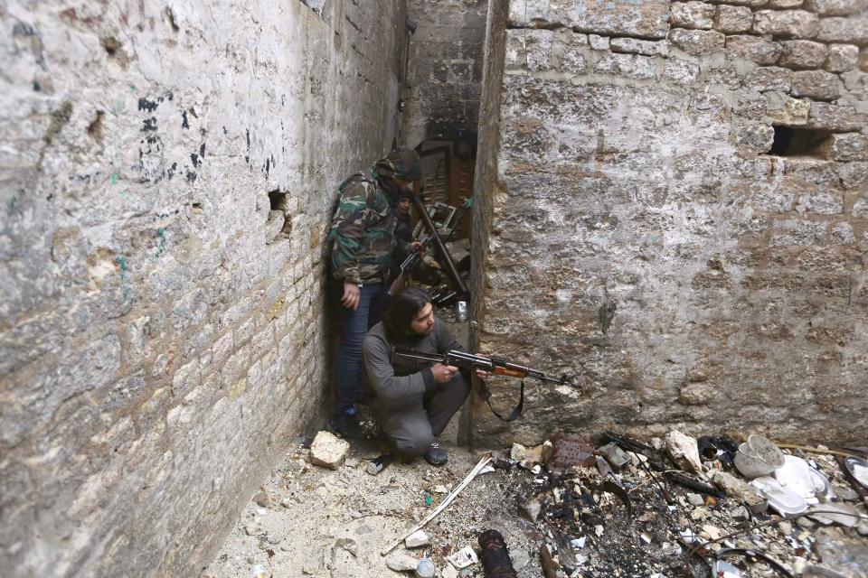 Free Syrian Army fighters carry their weapons on Old Aleppo frontline January 15, 2015. REUTERS/Hamid Khatib (SYRIA - Tags: CIVIL UNREST CONFLICT)