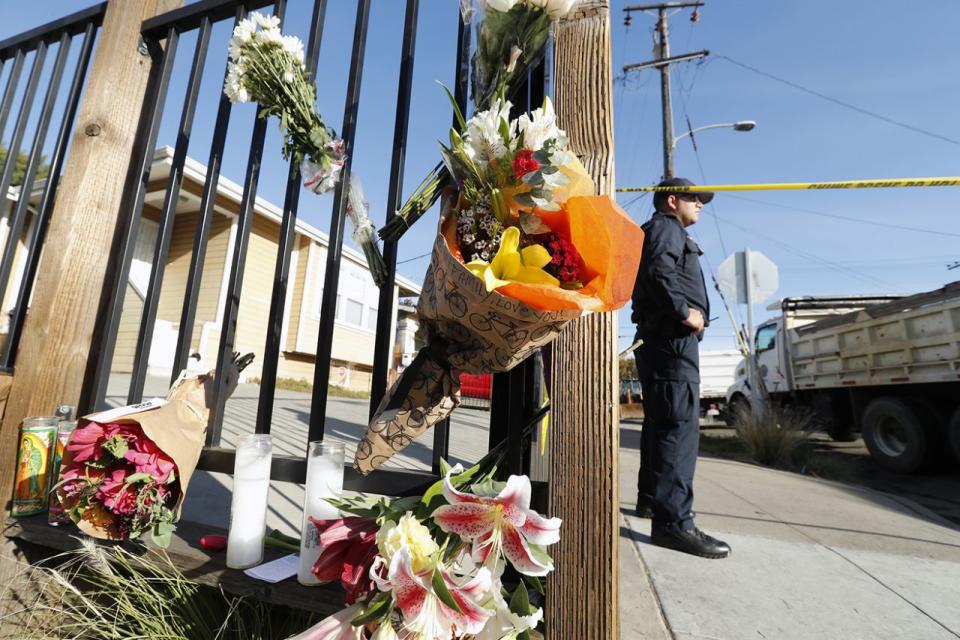 <p>An einem Zaun vor der Fabrikhalle in Oakland, Kalifornien, in der ein Brand bei einer Party mindestens neun Menschen das Leben gekostet hat, wurden Blumen niedergelegt. (Bild: John G. Mabanglo/ EPA) </p>