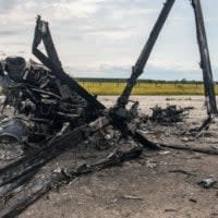 Ein ukrainischer Soldat betrachtet Fragmente des russischen Militärhubschraubers Ka-52, der von der ukrainischen Armee während der russischen Invasion in der Ukraine auf dem Flugplatz Gostomel in der Nähe von Kiew, Ukraine, zerstört wurde.