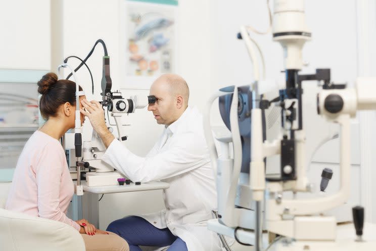 <p>L’ophtalmologiste est un médecin chargé de traiter les problèmes et maladies oculaires. C’est notamment lui qui prescrit l’usage de lunettes ou de lentilles de contact si besoin. Mais ce métier nécessite de longues études puisqu’il faut un diplôme de niveau bac +9. (Photo : Getty Images)</p>