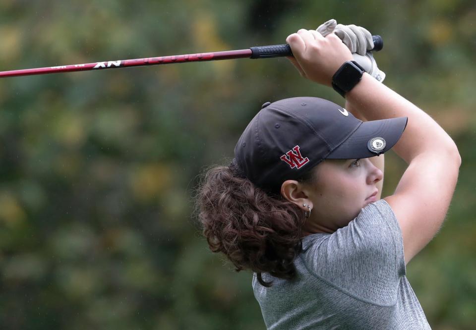 La golfista de West Lafayette Elizabeth Wilcoxson golpea la pelota el lunes 23 de septiembre de 2024, durante la sección de golf femenino de IHSAA en Coyote Crossing Golf Club en West Lafayette, Indiana.