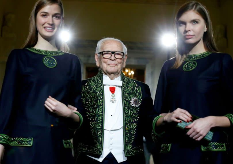 <p>Der französische Designer Pierre Cardin, Mitglied der "Académie des Beaux-Arts", posiert mit Models nach der Modenschau zu Ehren seiner Karriere am Institut de France in Paris. (Bild: Jacky Naegelen/Reuters) </p>