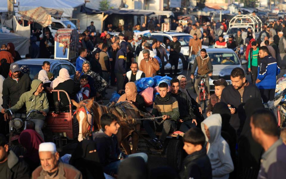 Palestinians who had taken refuge in temporary shelters return to their homes in eastern Khan Yunis