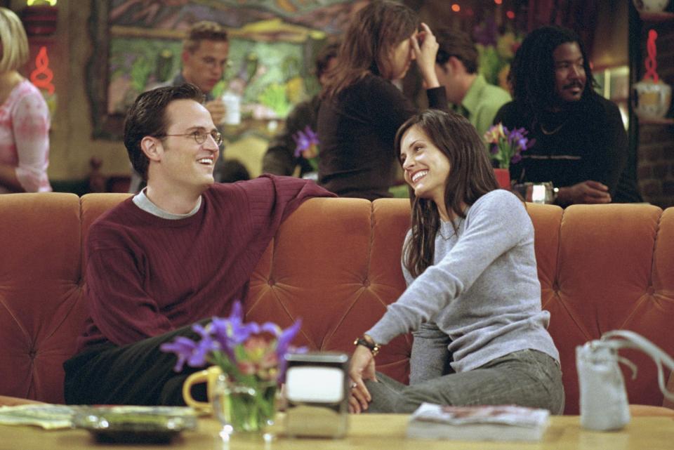 El público no se lo hubiera perdonado a Chandler (Matthew Perry) que engañara a Mónica (Courteney Cox) -- Foto de: NBCU Photo Bank