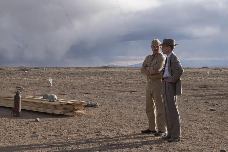 Matt Damon como el general Leslie Groves, izquierda, y Cillian Murphy como J. Robert Oppenheimer en una escena de "Oppenheimer" en una imagen proporcionada por Universal Pictures. (Universal Pictures vía AP)