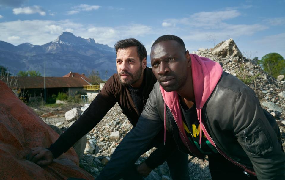 Schon bei der Serie "Lupin" arbeiteten Regisseur Louis Leterrier und Hollywoodstar Omar Sy (rechts) erfolgreich zusammen. Nun legt das Gespann mit der irrwitzigen Krimikomödie "Ein MordsTeam ermittelt wieder" (ab 6. Mai, Netflix) nach. Nach Jahren arbeiten die ehemaligen Partner Ousmane Diakité (Sy) und François Monge (Laurent Lafitte) wieder zusammen - und müssen direkt einen Mord aufklären. (Bild: Netflix / Emmanuel Guimier)