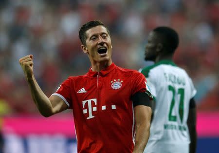 Football Soccer - Bayern Munich v Werder Bremen - German Bundesliga - Allianz Arena, Munich, Germany - 26/08/16 - Bayern Munich's Robert Lewandowski celebrates after scoring the third goal against Werder Bremen. REUTERS/Michaela Rehle