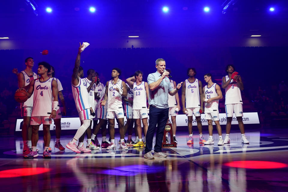 FAU coach Dusty May, center, stands with players on the NCAA college basketball team as he addresses the crowd during a Paradise Madness ceremony, Wednesday, Oct. 25, 2023, in Boca Raton, Fla. (AP Photo/Lynne Sladky)