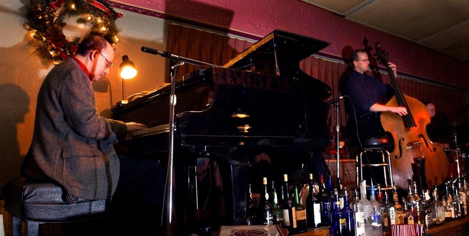 Members of the Lee Stolar Trio perform at the Dee Felice Cafe on Dec. 4, 2003.