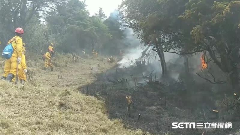 今日中午傳來好消息，森林護管員開闢的防火線有阻絕到火勢的蔓延，成功守住，大家開心的歡呼。（圖／林務局嘉義林區管理處提供）