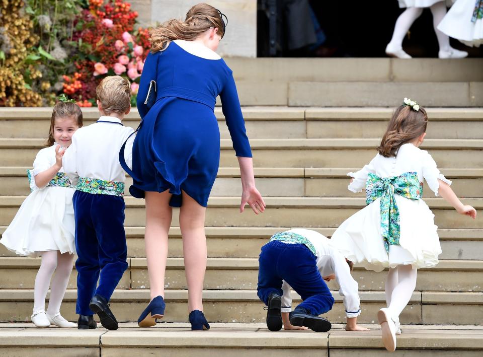 Zwei der niedlichen kleinen Blumenkinder stolperten bei der Hochzeit von Prinzessin Eugenie und Jack Brooksbank auf der Treppe der Kapelle. (Bild: Getty Images)