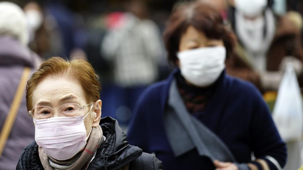 Shopping mit Schutzmasken in Tokio: Auch in Japan ist die neue Lungenkrankheit schon aufgetreten.