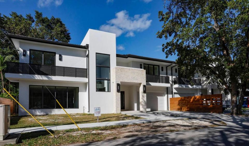 Viviendas de nueva construcción a lo largo de Shipping Avenue y la esquina de Gifford Lane en la zona de Coconut Grove, en Miami, Florida, el miércoles 15 de febrero de 2023. La propiedad es de Doug Cox/Drive Development.