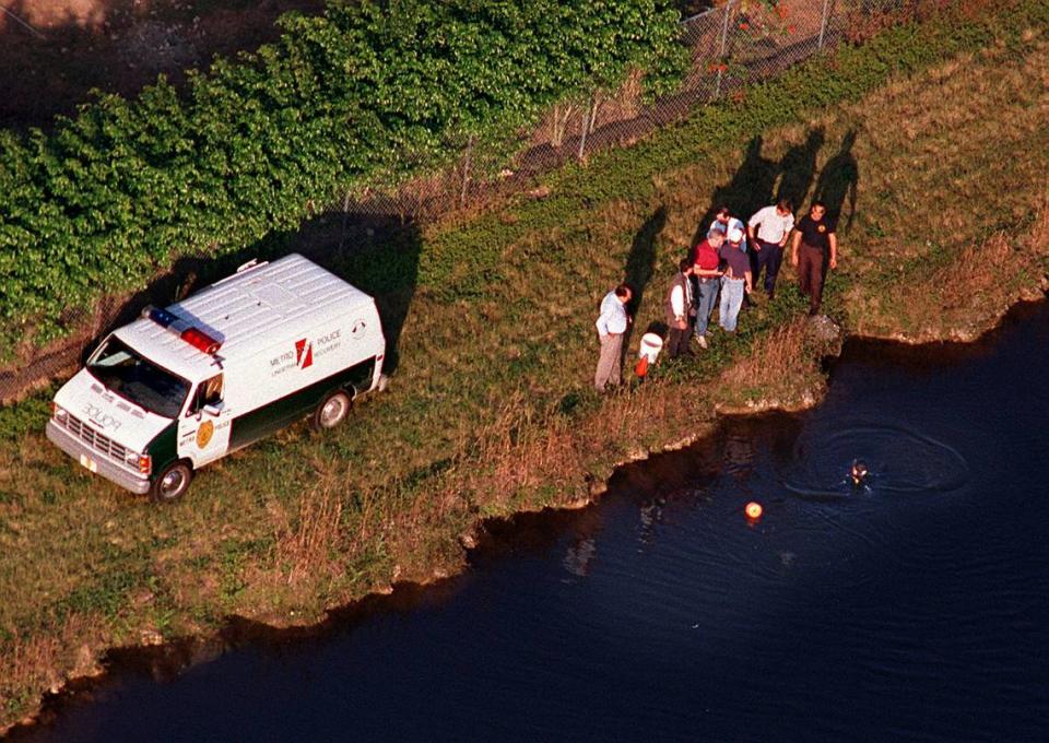 Divers on Dec. 8, 1995, search a canal at the back of an estate where Jimmy Ryce’s book bag was found.